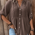 Noor – Blouse met V-hals en knopen